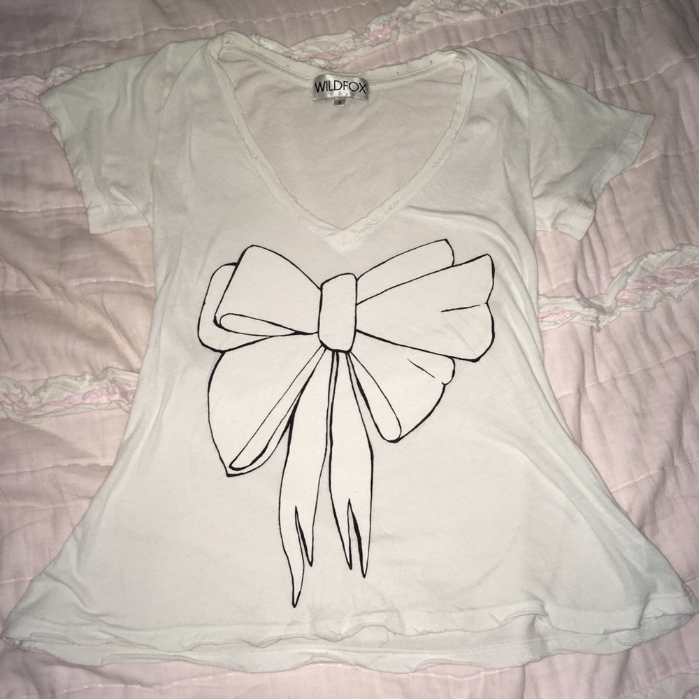 Pretty white bow wild fox t-shirt